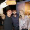 Angélica e Luciano Huck posam para selfie com o padre Fábio de Melo durante lançamento do livro 'Humano Demais'