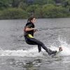 Paula Fernandes se aventurou em aula de wakeboard na Lagoa Rodrigo de Freitas, Zona Sul do Rio de Janeiro