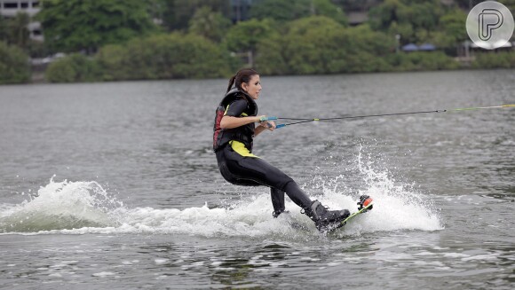 Paula Fernandes se aventurou em aula de wakeboard na Lagoa Rodrigo de Freitas, Zona Sul do Rio de Janeiro
