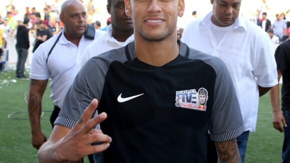 Neymar ainda não foi notificado sobre processo e não teme prisão: 'Tranquilos'