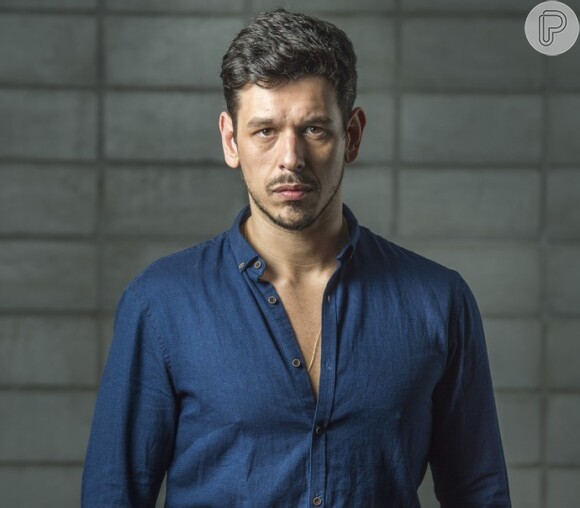 Lázaro (João Vicente de Castro) exige R$5 milhões de Gui (Vladimir Brichta) por multa de quebra de contrato, na novela 'Rock Story'