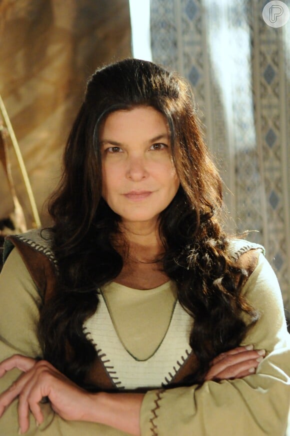 Mara (Cristiana Oliveira) é capturada por mercadores ao fugir do acampamento hebreu, na novela 'A Terra Prometida'