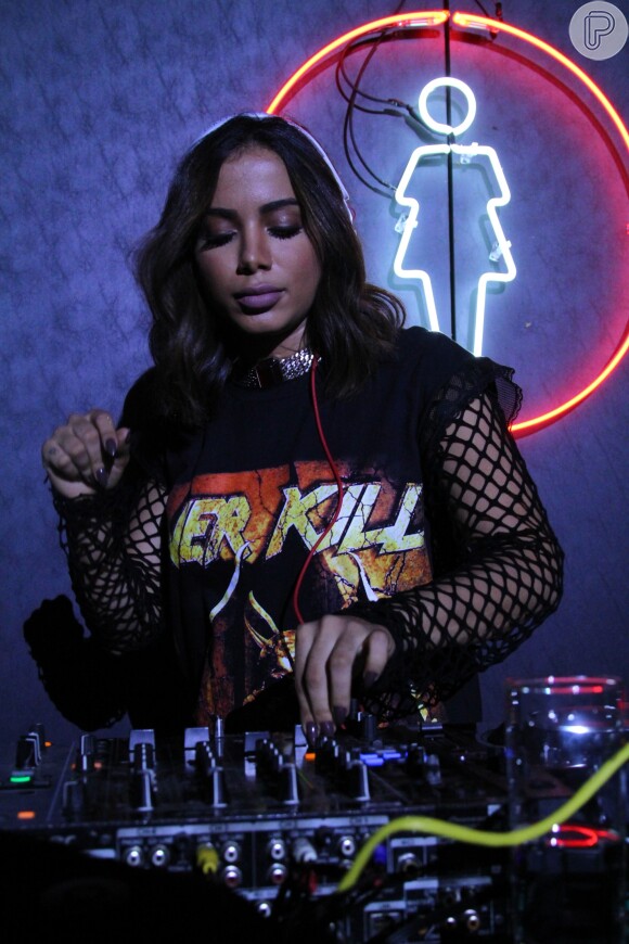 Anitta também já atuou como DJ na festa de aniversário de dez anos do blog Garotas Estúpidas no início do mês