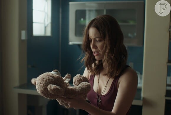 Júlia (Nathalia Dill) vai encontrar um urso de pelúcia parecido com o que Alex (Caio Paduan) a presenteou e deduzirá que o vilão vai repetir o golpe que culminou em sua prisão em 'Rock Story'