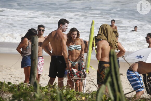 Em recente ida à praia com o namorado, Cauã Reymond, Mariana Goldfarb mostrou corpo em forma e barriga sequinha