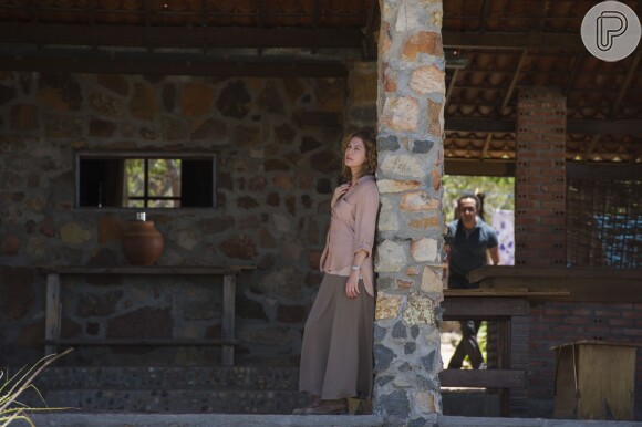 A atriz posa caracterizada como Isabel nas gravações da minissérie 'Amores Roubados', no Nordeste