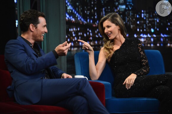 Gisele Bündchen brinca com Matthew McConaughey durante entrevista
