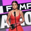Aos poucos Selena Gomez está retomando sua carreira artística. Na última segunda-feira, 21 de novembro de 2016, a cantora foi a sua primeira premiação e levou o troféu de Artista Feminina Pop/Rock no AMAs 2016