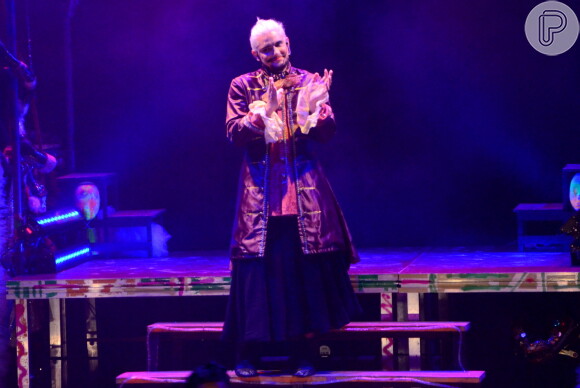 Bruno Gissoni platinou o cabelo de branco para atuar na peça teatral 'Dzi Croquetes'