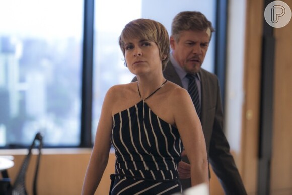 Helô (Claudia Abreu) questiona se Tião (José Mayer) vai abrir mão da paternidade de Letícia (Isabella Santoni), na novela 'A lei do Amor'