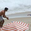 Felipe Simas curtiu o final da tarde deste sábado, 26 de novembro de 2016, na companhia da mulher e do filho, Joaquim, na praia da Barra da Tijuca, no Rio
