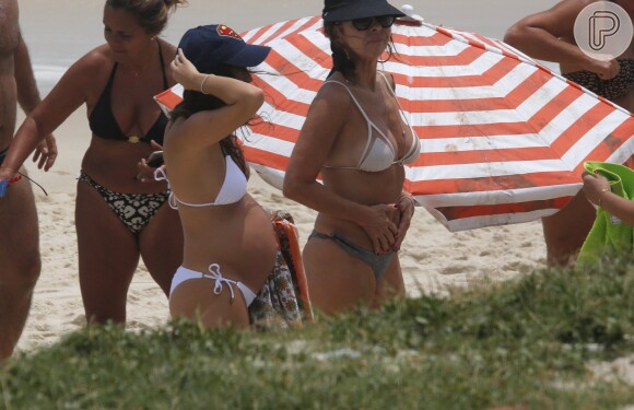 Felipe Simas curtiu o final da tarde deste sábado, 26 de novembro de 2016, na companhia da mulher e do filho, Joaquim, na praia da Barra da Tijuca, no Rio