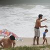 Felipe Simas curtiu o final da tarde deste sábado, 26 de novembro de 2016, na companhia da mulher e do filho, Joaquim, na praia da Barra da Tijuca, no Rio