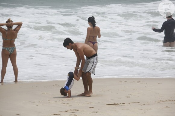 Felipe Simas e Joaquim brincaram juntos na areia
