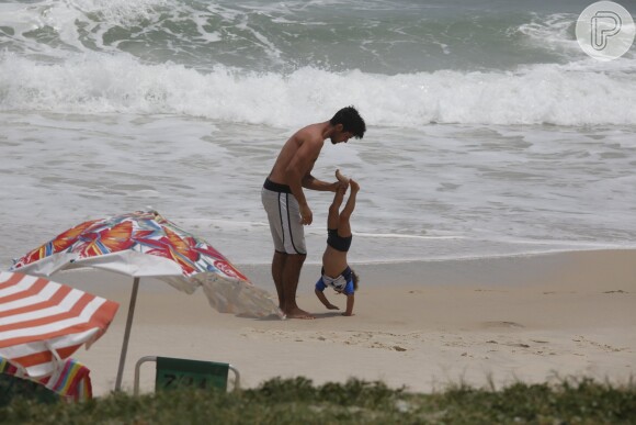 Felipe Simas curtiu o final da tarde deste sábado, 26 de novembro de 2016, na companhia da mulher e do filho, Joaquim, na praia da Barra da Tijuca, no Rio