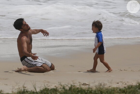 Felipe Simas e Joaquim se divertiram muito na areia
