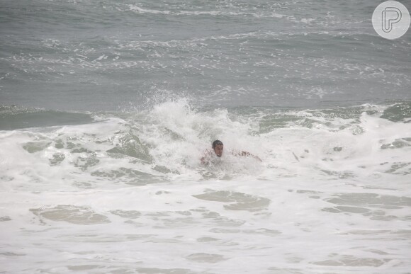 Felipe Simas curtiu o final da tarde deste sábado, 26 de novembro de 2016, na companhia da mulher e do filho, Joaquim, na praia da Barra da Tijuca, no Rio