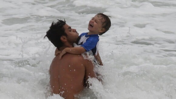 Felipe Simas joga capoeira e se diverte no mar com o filho, Joaquim