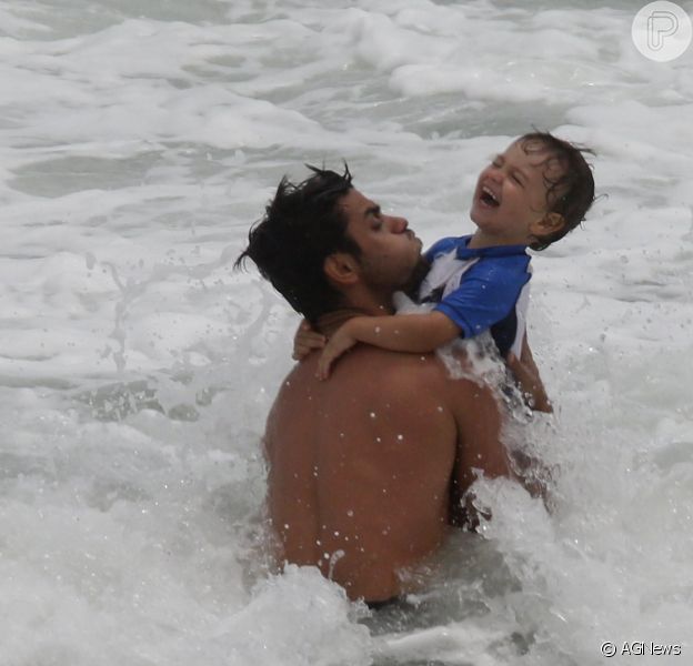 Felipe Simas curtiu o final da tarde deste sábado, 26 de novembro de 2016, na companhia do filho, Joaquim, na praia da Barra da Tijuca, no Rio