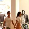 Camila Queiroz e Klebber Toledo passearam por um shopping da Barra da Tijuca, Zona Oeste do Rio, neste domingo, 27 de novembro de 2016