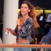 Mariana Goldfarb, namorada de Cauã Reymond, ajeita blusa decotada durante passeio com ator no shopping, neste domingo, 27 de novembro de 2016