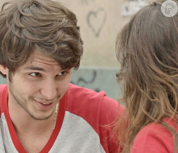 Luiza (Bárbara Maia) beija Lucas (Bruno Guedes), no capítulo que vai ao ar na quinta-feira, dia 08 de dezembro de 2016, na novela 'Malhação: Pro Dia Nascer Feliz'
