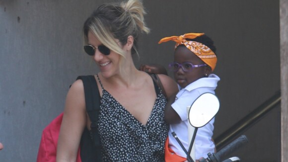 Giovanna Ewbank mostra foto fofa com a filha, Títi: 'Dias de amor em Noronha'