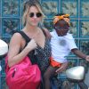 Giovanna Ewbank encantou seguidores com foto na qual aparece com a filha, Títi, no colo