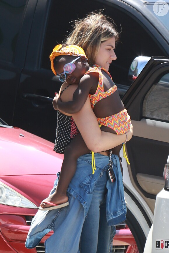 Giovanna Ewbank viajou com a filha, Títi, para Fernando de Noronha, onde posou para clique fofo