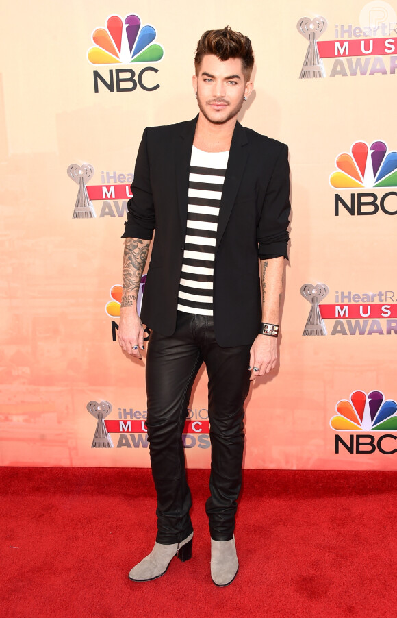 o cantor Adam Lambert assumiu a sua sexualidade em uma entrevista para a revista Rolling Stone, em 2009: 'Não acho que deve ser uma surpresa para ninguém escutar que eu sou gay'