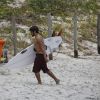 Caio Castro, fã de surfe, visitou uma praia portuguesa