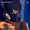 De biquíni, Claudia Leitte exibiu a barriga seca em dia de sol na piscina, nesta segunda-feira, 28 de novembro de 2016