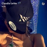 De biquíni, Claudia Leitte exibe barriga seca em dia de sol na piscina. Vídeo!
