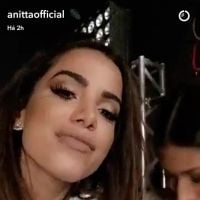 Anitta se diverte ao gravar clipe 'Loka' com Simone e Simaria: 'Brocação'. Vídeo