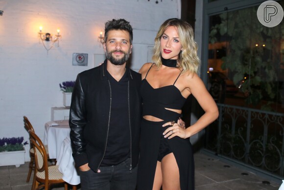 Com superfenda em vestido, Giovanna Ewbank deixou hot pants à mostra em evento com o marido, Bruno Gagliasso