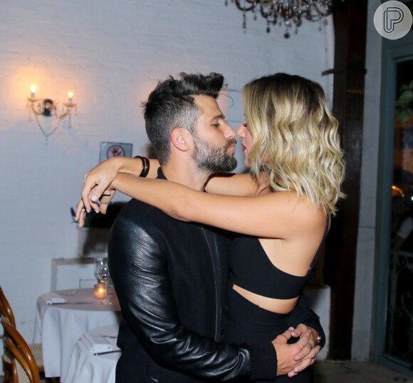Bruno Gagliasso e Giovanna Ewbank posam juntos no restaurante Bagatelle, em São Paulo, onde ator organizou jantar e leilão beneficentes