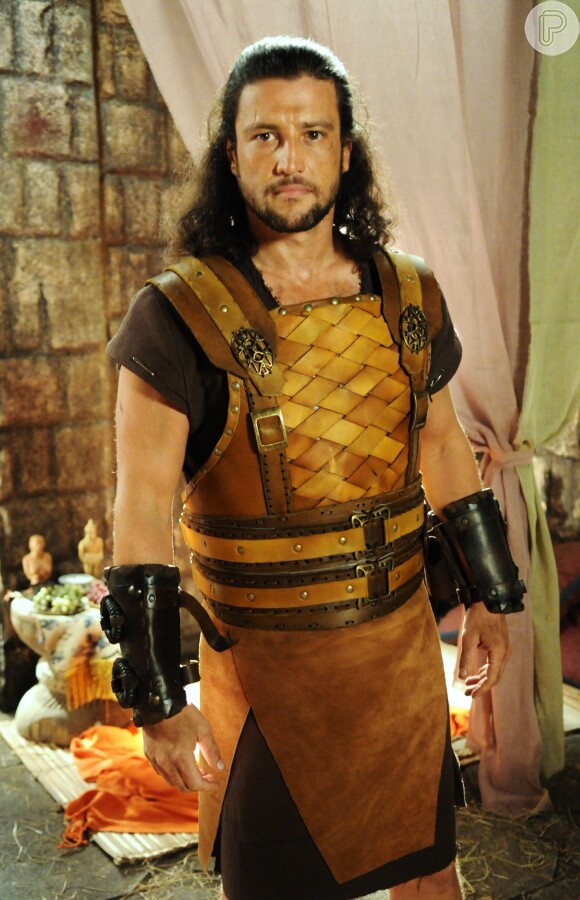 Alexandre Slaviero interpreta Maquir na novela 'A Terra Prometida', pai do filho de Livana (Letícia Medina)
