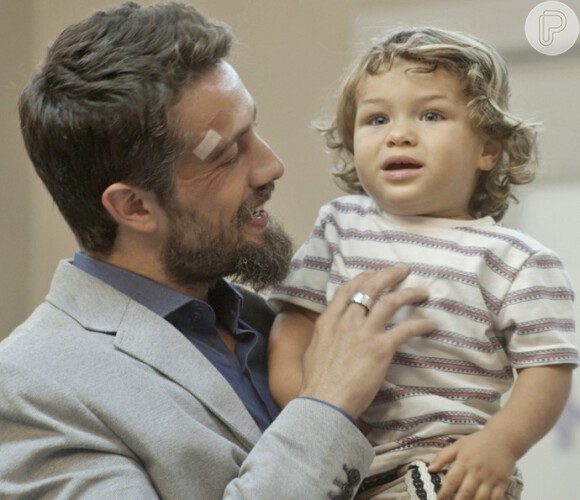 Em 'Sol Nascente', Felipe (Marcelo Faria) também deixará Sirlene (Renata Dominguez) encantada ao brincar com seu filho, Lucas, fruto de seu relacionamento com César (Rafael Cardoso)