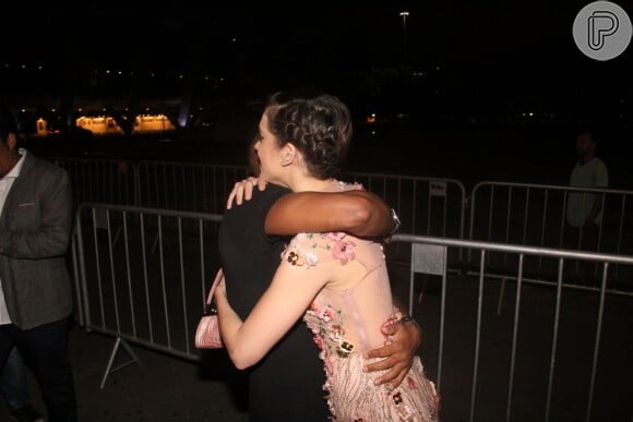 Sophia Abrahão abraça Nego do Borel ao chegar em premiação no Rio