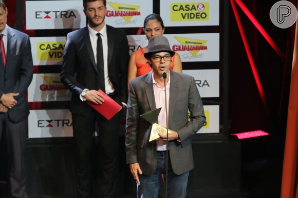 Bruno Mazzeo, filho de Chico Anísio, subiu ao palco do Prêmio Extra de Televisão para receber o prêmio de Melhor Programa Humoristico por 'Escolinha do Professor Raimundo'