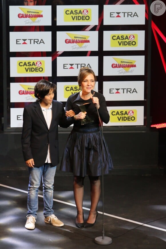 Adriana Esteves recebeu o prêmio de Melhor Atriz por interpretar Fátima na série 'Justiça'