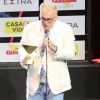 O autor Walcyr Carrasco subiu ao palco do Prêmio Extra de Televisão para receber o prêmio de Melhor Novela por 'Êta Mundo Bom!'