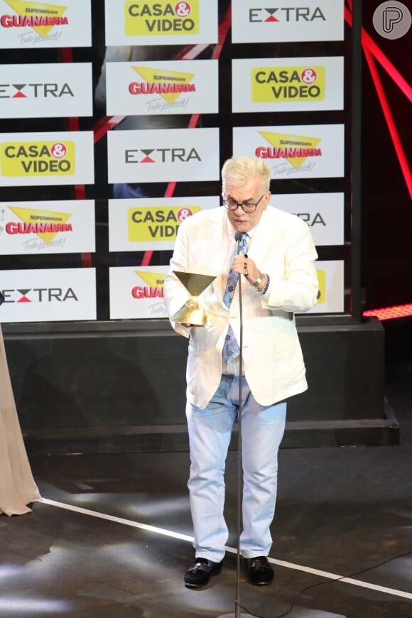 O autor Walcyr Carrasco subiu ao palco do Prêmio Extra de Televisão para receber o prêmio de Melhor Novela por 'Êta Mundo Bom!'
