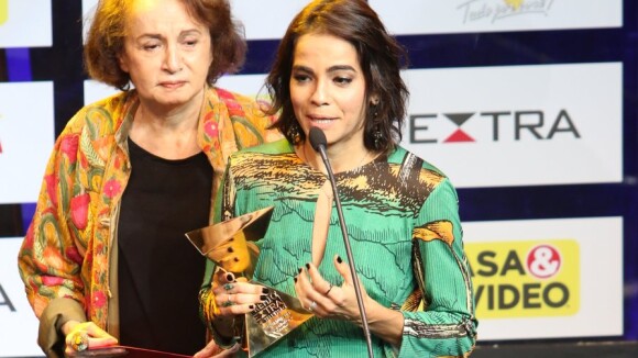 Viúva de Domingos Montagner chora ao receber prêmio pelo ator: 'Está orgulhoso'