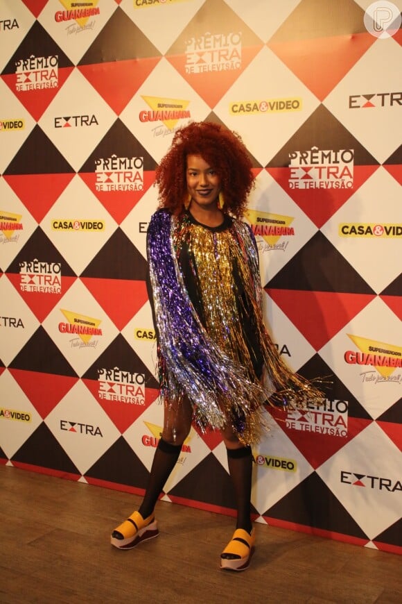 Lellêzinha usa vestido com franjas e brilho, do estilista Isaac Silva, e sandálias Melissa, no Prêmio Extra de TV, nesta terça-feira, 29 de novembro de 2016