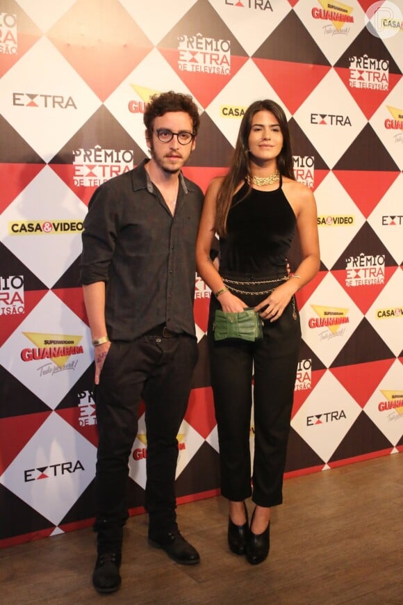 Antonia Morais ao lado do namorado, Wagner Santisteban, usa calça e top pretos no Prêmio Extra de TV, nesta terça-feira, 29 de novembro de 2016