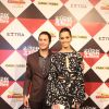 Rainer Cadete usa terno Ricardo Almeida, e posa com a namorada, Tai Raveli, com vestido estampado e com fendas, no Prêmio Extra de TV, nesta terça-feira, 29 de novembro de 2016