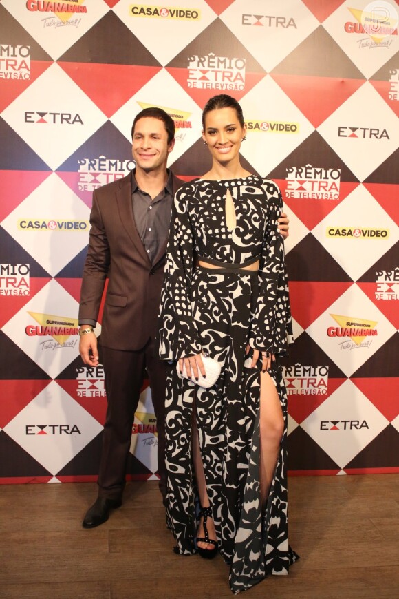 Rainer Cadete usa terno Ricardo Almeida, e posa com a namorada, Tai Raveli, com vestido estampado e com fendas, no Prêmio Extra de TV, nesta terça-feira, 29 de novembro de 2016