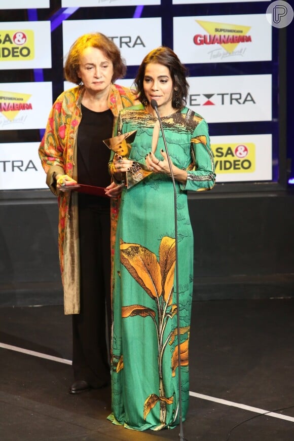 Viúva de Domingos Montagner, Luciana Lima se emociona com troféu de Melhor Ator no Prêmio Extra de TV para o marido, morto em setembro. Ela escolheu vestido estampado verde para a ocasião