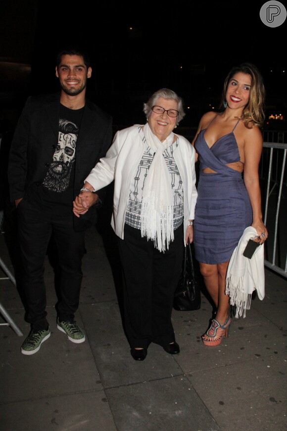 Ao lado da avó, Hilda Rebello, e do namorado, Felipe Leal, Maria Carol Rebello posa com vestido Animale no Prêmio Extra de TV 2016